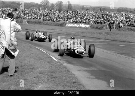 Graham Hill in einem BRM führt Jim Clark in einem Lotus in Goodwood 1965 Stockfoto