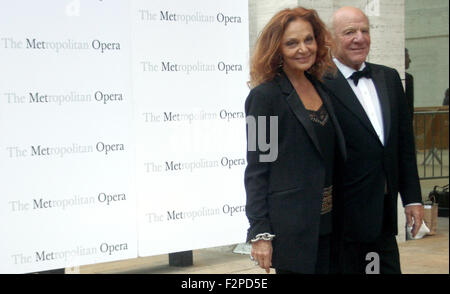 New York, USA. 21. Sep, 2015. Mode-Designerin Diane von Fürstenberg und ihrem Ehemann Barry Diller kommen für die Saisoneröffnung der Metropolitan Opera in New York, USA, 21. September 2015. Foto: CHRISTINA HORSTEN/DPA/Alamy Live-Nachrichten Stockfoto