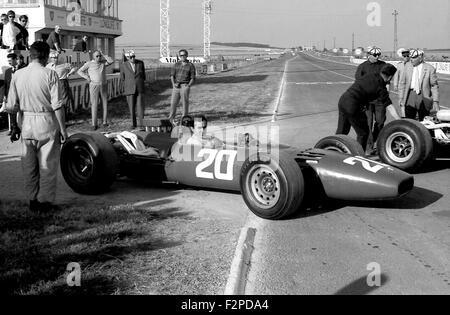 Lorenzo Bandini in seinem Ferrari 312 V12 Französisch GP in Reims 1966 Stockfoto