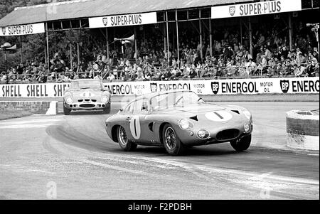 Graham Hill in einem Aston Martin und Bruce McLaren in einem Ferrari, Goodwood Tourist Trophy 1963 Stockfoto