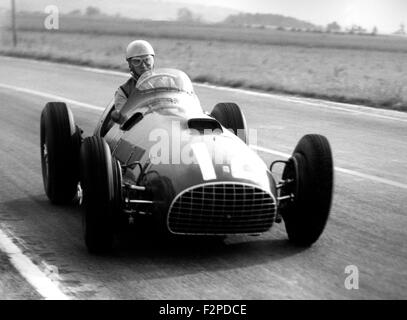 Alberto Ascari racing in einem Ferrari in den französischen GP in Reims 1951 Stockfoto