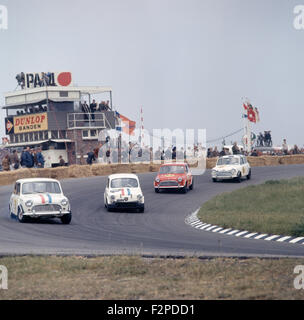 Mini Coopers und ein Fiat 600 Abarth racing in den 1960er Jahren Stockfoto