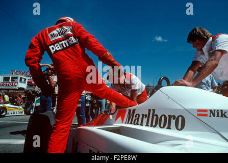 Niki Lauda immer in seinem McLaren 1980er Jahre Stockfoto