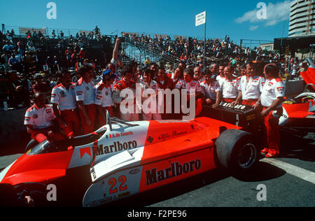 Andrea de Cesaris und Bruno Giacomelli mit ihrem Alfa Romeo-Team bei den US Grand Prix in Long Beach 1982 Stockfoto