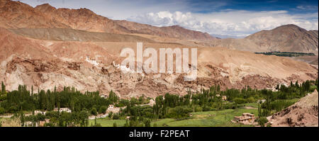 Indien, Jammu & Kashmir, Ladakh, Bazco Dorf mit tibetischen Stil Hügel Stiftsruine, Panorama Stockfoto
