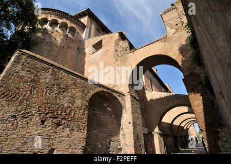 Italien, Rom, Celio, Clivo di Scauro, Case Romane del Celio, der Apsis der Basilika dei Santi Giovanni e Paolo, römischen und mittelalterlichen Bögen Stockfoto