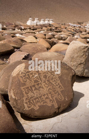 Indien, Jammu & Kashmir, Ladakh, Saspul, Mani-Mauer und buddhistischen Chörten neben Kargil Leh Highway Stockfoto