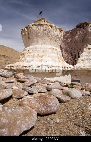 Indien, Jammu & Kashmir, Ladakh, Saspul, weiß getünchten buddhistischen Chörten neben Kargil Leh Highway Stockfoto