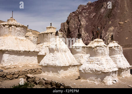 Indien, Jammu & Kashmir, Ladakh, Saspul, weiß getünchten buddhistischen Chörten neben Kargil Leh Highway Stockfoto