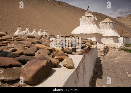 Indien, Jammu & Kashmir, Ladakh, Saspul, Mani-Mauer und buddhistischen Chörten neben Kargil Leh Highway Stockfoto