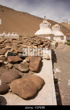 Indien, Jammu & Kashmir, Ladakh, Saspul, Mani-Mauer und buddhistischen Chörten neben Kargil Leh Highway Stockfoto