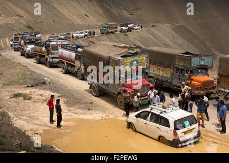 Indien, Jammu & Kashmir, Ladakh, Auto stecken im Schlamm blockieren Lastwagen und Autos auf Lamayaru, Khalsi Bergstraße Stockfoto