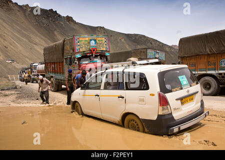 Indien, Jammu & Kashmir, Ladakh, Auto stecken im Schlamm blockieren Lastwagen und Autos auf Lamayaru, Khalsi Bergstraße Stockfoto