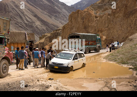 Indien, Jammu & Kashmir, Ladakh, Auto stecken im Schlamm blockieren Lastwagen und Autos auf Lamayaru, Khalsi Bergstraße Stockfoto