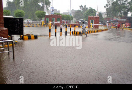 Regenwasser gesammelt am Bahnhof Straße während der schweren Platzregen in Lahore auf Dienstag, 22. September 2015. Die Hauptstadt die Provinz Punjab erlebt starke Regenfälle am Dienstag zu einem Stromausfall in verschiedenen Bereichen der Stadt. Verschiedenen tiefliegenden Gebieten einschließlich Lakshmi Chowk, wurden Dharampur, Wasanpur und andere nach dem Regenguss überflutet. Stockfoto