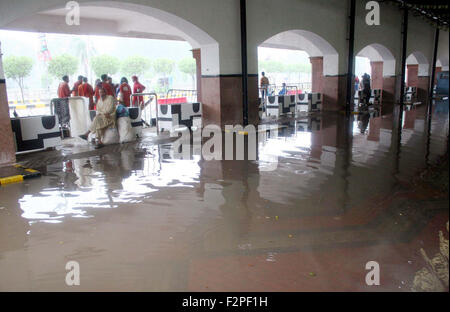 Regenwasser gesammelt am Bahnhof während schweren Platzregen in Lahore auf Dienstag, 22. September 2015. Die Hauptstadt die Provinz Punjab erlebt starke Regenfälle am Dienstag zu einem Stromausfall in verschiedenen Bereichen der Stadt. Verschiedenen tiefliegenden Gebieten einschließlich Lakshmi Chowk, wurden Dharampur, Wasanpur und andere nach dem Regenguss überflutet. Stockfoto