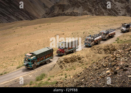 Indien, Jammu & Kashmir, Ladakh, Lamayaru, Khalsi Straße, Linie von LKW und Tanker auf schmale Bergstrecke Stockfoto