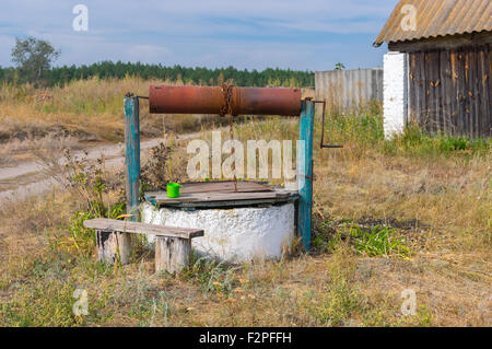 Altes Land ziehen-Brunnen mit Holzbank an in die Zentralukraine Stockfoto