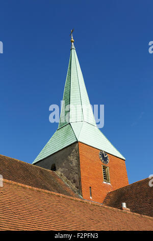 St. Mary und St. Gabriel Parish Church im Dorf South Harting in West Sussex. Zeigt die Details der Uhr und des Turms an. Stockfoto