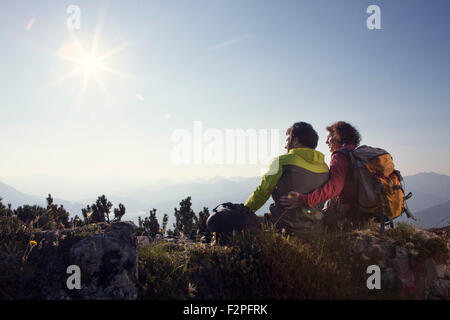 Österreich, Tirol, Unterberghorn, zwei Wanderer ruht in alpiner Landschaft Stockfoto