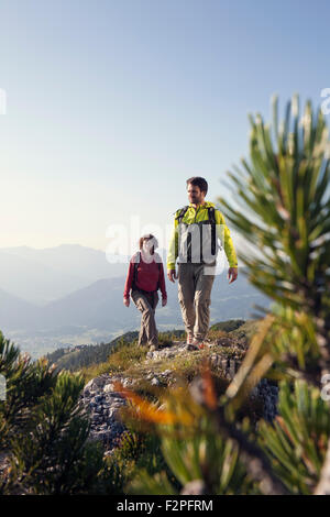 Österreich, Tirol, alle Paare Wandern am Unterberghorn Stockfoto