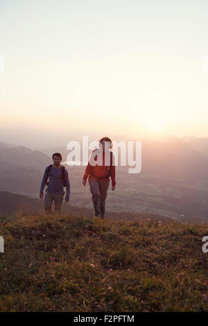 Österreich, Tirol, alle Paare Wandern am Unterberghorn bei Sonnenuntergang Stockfoto