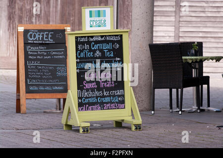 Mittagsmenü Kreide Bretter draußen Cafés Stockfoto