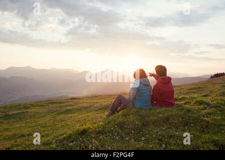 Österreich, Tirol, Unterberghorn, zwei Wanderer ruht in alpiner Landschaft bei Sonnenaufgang Stockfoto