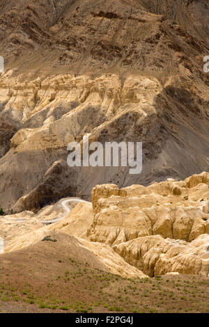 Indien, Jammu & Kaschmir, Lamayaru, Tal des Mondes auf Kargil Leh Highway, vorbei an durch Wasser geformt Schlamm Mondlandschaft Stockfoto