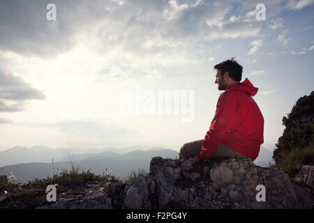 Österreich, Tirol, Unterberghorn, Wanderer ruht in alpiner Landschaft Stockfoto