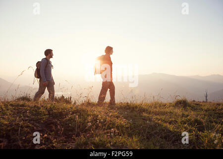 Österreich, Tirol, alle Paare Wandern am Unterberghorn bei Sonnenuntergang Stockfoto