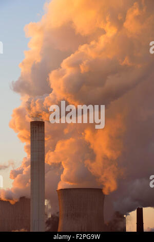 Deutschland, Neurath, Nahaufnahme von einer Cimney der Kohle abgefeuert Kraftwerk Niederaußem Stockfoto