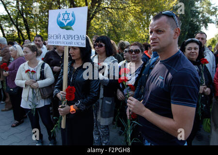 Kiew, Ukraine. 22. Sep, 2015. In Kiew der Gedenktag der Tragödie in Babi Yar.As der Agentur "Interfax-Ukraine'', statt etwa 200 Personen einen Trauermarsch '' Straße des Todes '' anlässlich der 74. Jahrestag der Tragödie von Babyn Jar Gedenkstätte Zeichen am Motoplant an der Kreuzung von Melnikow und Dorogozhitskaya zum Denkmal '' Menorah'' bei Babi Jar.'' Wir kommen hier seit vielen Jahren, und die erste, eine Rallye zu organisieren fand hier im Jahre 1966. Bildnachweis: ZUMA Press, Inc./Alamy Live-Nachrichten Stockfoto