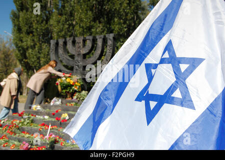 Kiew, Ukraine. 22. Sep, 2015. In Kiew der Gedenktag der Tragödie in Babi Yar.As der Agentur "Interfax-Ukraine'', statt etwa 200 Personen einen Trauermarsch '' Straße des Todes '' anlässlich der 74. Jahrestag der Tragödie von Babyn Jar Gedenkstätte Zeichen am Motoplant an der Kreuzung von Melnikow und Dorogozhitskaya zum Denkmal '' Menorah'' bei Babi Jar.'' Wir kommen hier seit vielen Jahren, und die erste, eine Rallye zu organisieren fand hier im Jahre 1966. Bildnachweis: ZUMA Press, Inc./Alamy Live-Nachrichten Stockfoto