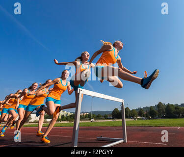 Mehrere Bild des weiblichen Hürdenläufer Hürde überspringen Stockfoto