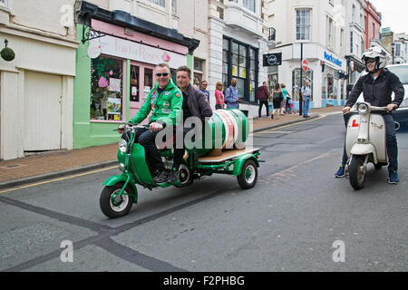 Fahrer machte sich auf der Insel fahren-Out bei der 2015 International Scooter Rally in Ryde, Isle Of Wight, Hampshire, UK. Stockfoto