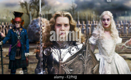 ALICE im Wunderland 2010 Disney Enterprises Film mit linken Johnny Depp, Mia Wasikowska, Anne Hathaway Stockfoto