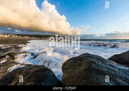 Der Strand von Borth, Ceredigion, Gezeiten Blick nach Süden in Richtung der Landzunge mit eingehenden Wales gegen die Felsen. Stockfoto