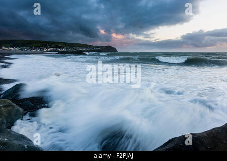 Der Strand von Borth, Ceredigion, Gezeiten Blick nach Süden in Richtung der Landzunge mit eingehenden Wales gegen die Felsen. Stockfoto