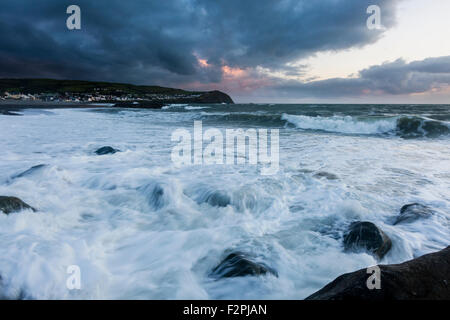 Der Strand von Borth, Ceredigion, Gezeiten Blick nach Süden in Richtung der Landzunge mit eingehenden Wales gegen die Felsen. Stockfoto