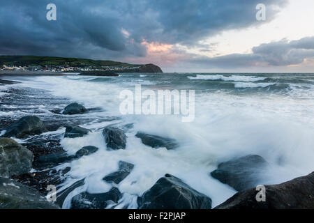 Der Strand von Borth, Ceredigion, Gezeiten Blick nach Süden in Richtung der Landzunge mit eingehenden Wales gegen die Felsen. Stockfoto