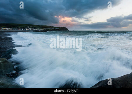 Der Strand von Borth, Ceredigion, Gezeiten Blick nach Süden in Richtung der Landzunge mit eingehenden Wales gegen die Felsen. Stockfoto