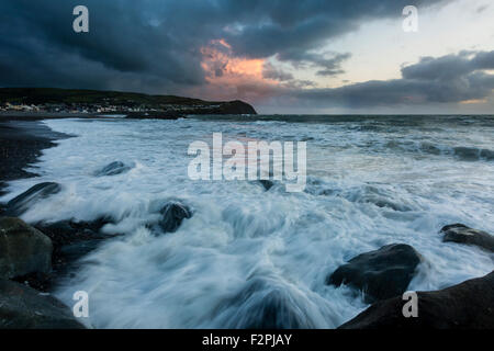 Der Strand von Borth, Ceredigion, Gezeiten Blick nach Süden in Richtung der Landzunge mit eingehenden Wales gegen die Felsen. Stockfoto