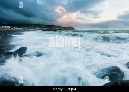 Der Strand von Borth, Ceredigion, Gezeiten Blick nach Süden in Richtung der Landzunge mit eingehenden Wales gegen die Felsen. Stockfoto