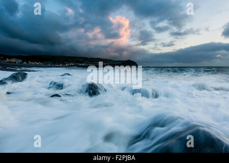 Der Strand von Borth, Ceredigion, Gezeiten Blick nach Süden in Richtung der Landzunge mit eingehenden Wales gegen die Felsen. Stockfoto