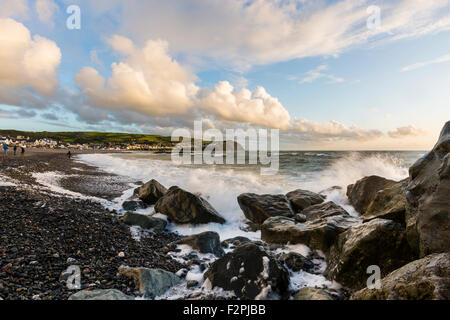 Der Strand von Borth, Ceredigion, Gezeiten Blick nach Süden in Richtung der Landzunge mit eingehenden Wales gegen die Felsen. Stockfoto