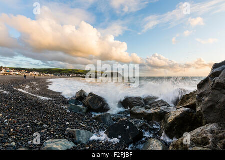 Der Strand von Borth, Ceredigion, Gezeiten Blick nach Süden in Richtung der Landzunge mit eingehenden Wales gegen die Felsen. Stockfoto