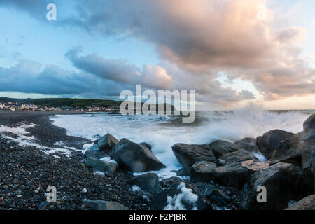 Der Strand von Borth, Ceredigion, Gezeiten Blick nach Süden in Richtung der Landzunge mit eingehenden Wales gegen die Felsen. Stockfoto