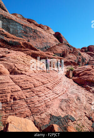 Wanderer und Kletterer am Red Rock Canyon National Conservation Area Stockfoto