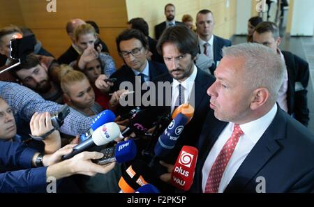 Brüssel, Belgien. 22. Sep, 2015. Tschechische Interior Minister Milan Chovanec (rechts) spricht mit Journalisten nach die Innenminister der EU-Länder trotz der Opposition Tschechien, Slowakei, Ungarn und Rumänien haben einen Kontingent Plan zur Verteilung von 120,000 Flüchtlingen zwischen den Mitgliedstaaten in Brüssel, 22. September 2015 genehmigt. Im Bild vorne zweiter von rechts slowakische Innenminister Robert Kalinak. Bildnachweis: Jakub Dospiva/CTK Foto/Alamy Live-Nachrichten Stockfoto